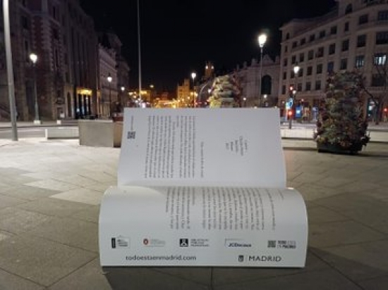 Madrid estrena 20 bancos con forma de libro para “sentarse a leer”